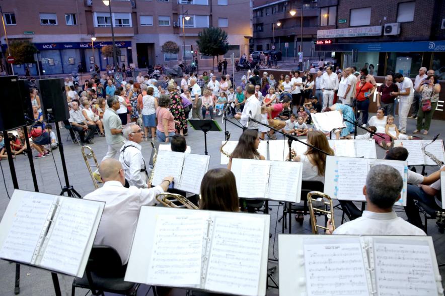 Noche en Blanco 2018 - Imagen de la banda de música tocando en una plaza y la gente que asiste al concierto.