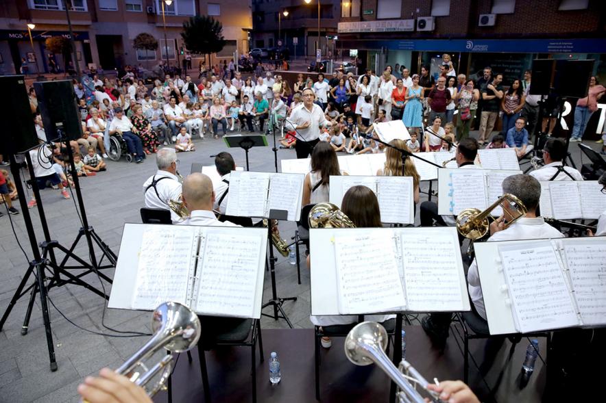 Noche en Blanco 2018 - Imagen de la banda de música tocando en una plaza y la gente que asiste al concierto.