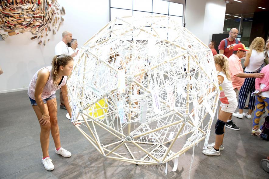 Noche en Blanco 2018 - Imagen de niños admirando algunas de las obras expuestas en el interior del Centro de Arte.