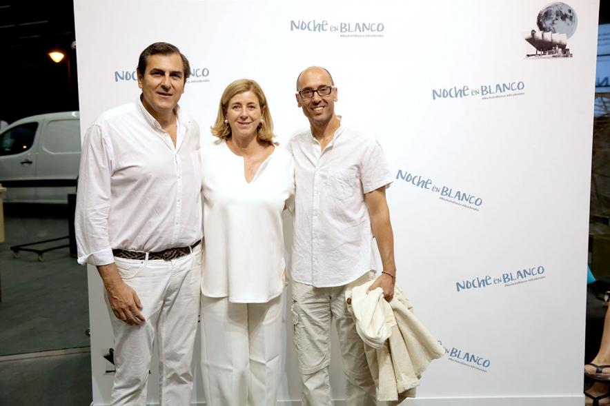 Noche en Blanco 2018 - Imagen de unas personas en el photocall de la noche en blanco.