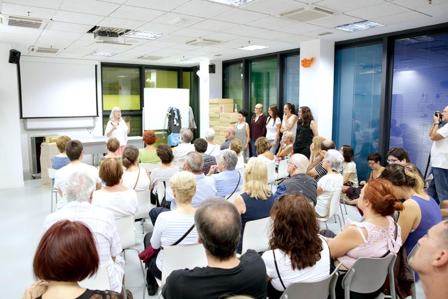 Noche en Blanco 2018 - Imagen de personas en una sala asistiendo a una charla.