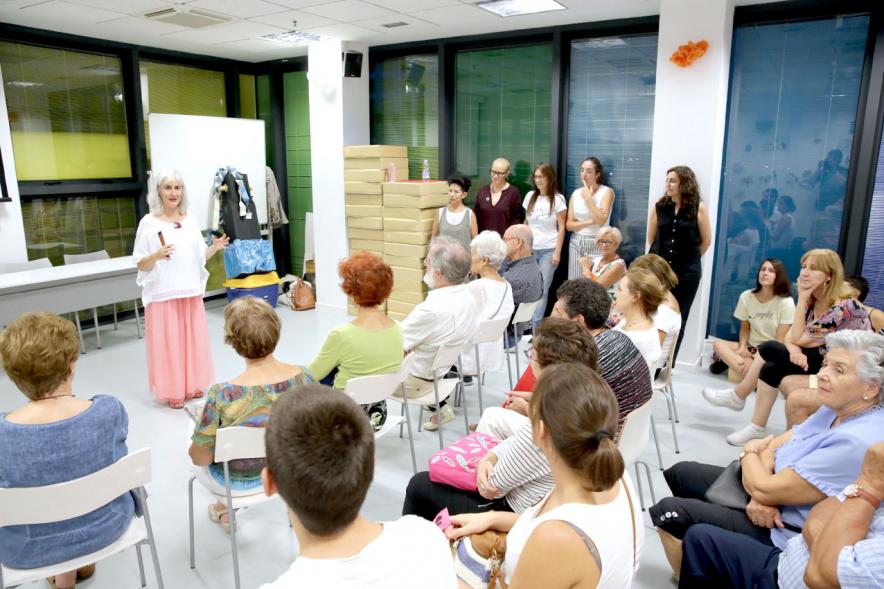 Noche en Blanco 2018 - Imagen de personas sentadas en una sala asistiendo a una charla.