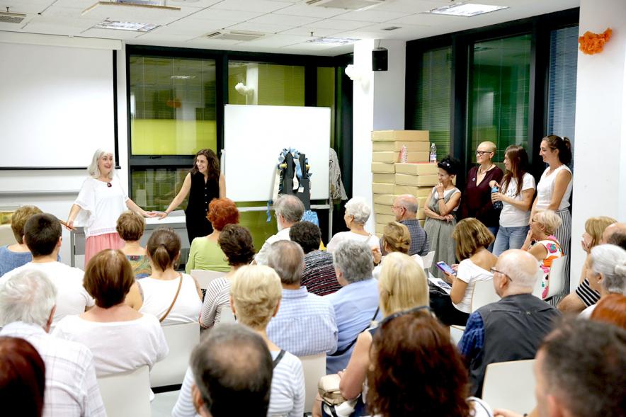 Noche en Blanco 2018 - Imagen de personas en una sala asistiendo a una charla.