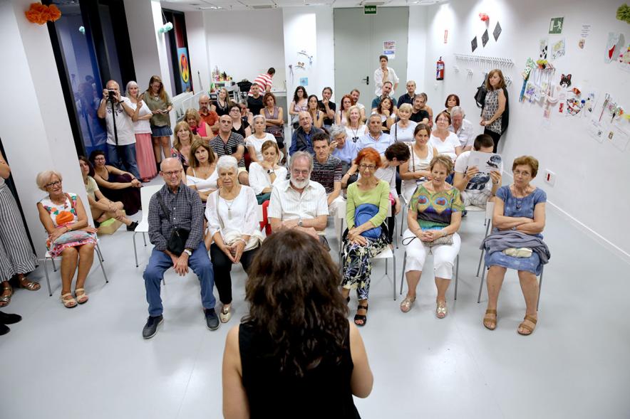Noche en Blanco 2018 - Imagen de personas sentadas en una sala asistiendo a una charla.