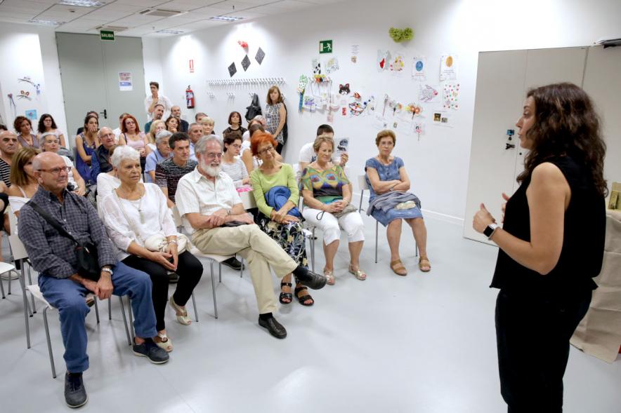 Noche en Blanco 2018 - Imagen de personas en una sala asistiendo a una charla.