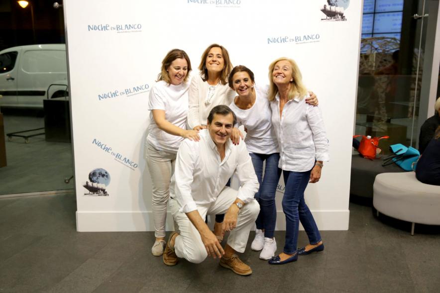 Noche en Blanco 2018 - Imagen de unas personas en el photocall de la noche en blanco.