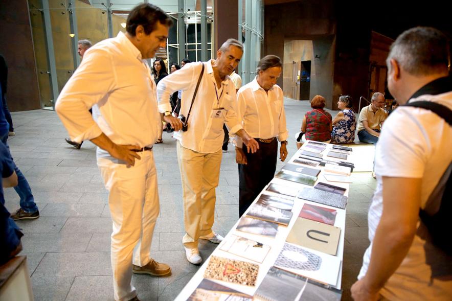 Noche en Blanco 2018 - Imagen del alcalde García de Vinuesa y otras autoridades en la entrada del Centro de Arte...mirando las mesas con objetos expuestos.