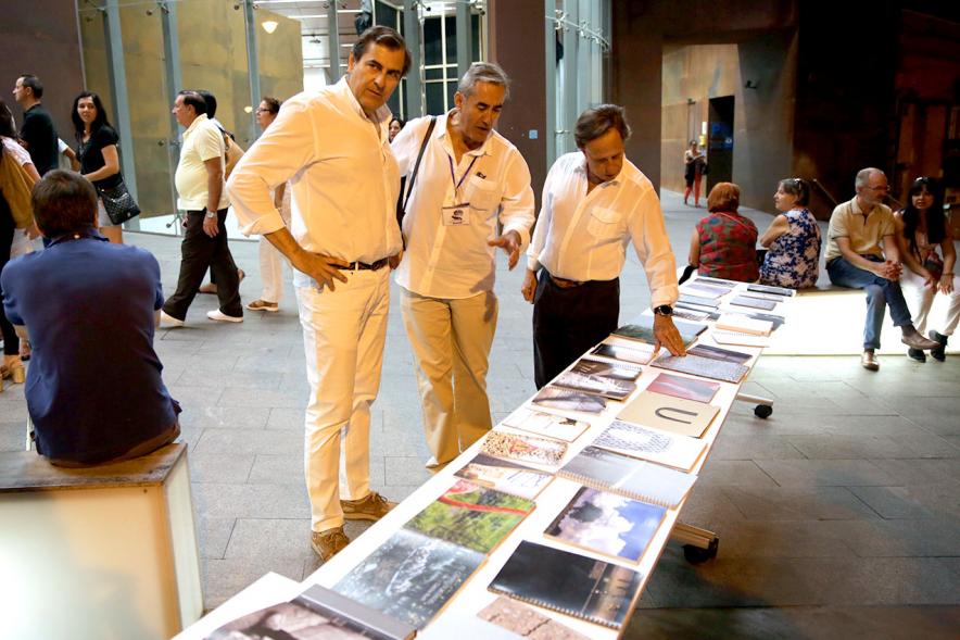 Noche en Blanco 2018 - Imagen del alcalde García de Vinuesa y otras autoridades en la entrada del Centro de Arte...mirando las mesas con objetos expuestos.