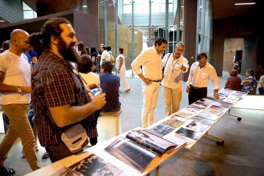 Noche en Blanco 2018 - Imagen del alcalde García de Vinuesa y otras autoridades en la entrada del Centro de Arte...mirando las mesas con objetos expuestos.