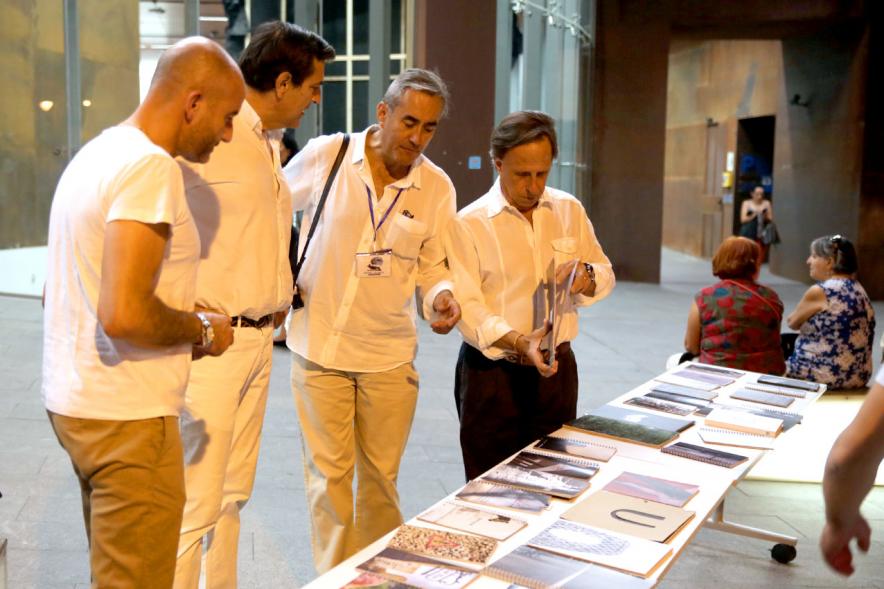 Noche en Blanco 2018 - Imagen del alcalde García de Vinuesa y otras autoridades en la entrada del Centro de Arte...mirando las mesas con objetos expuestos.