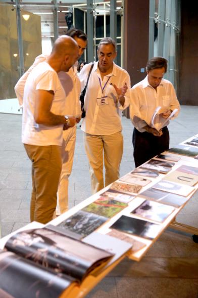 Noche en Blanco 2018 - Imagen del alcalde García de Vinuesa y otras autoridades en la entrada del Centro de Arte...mirando las mesas con objetos expuestos.