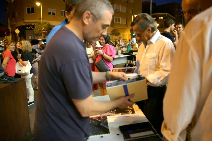 Noche en Blanco 2018 - Imagen del alcalde García de Vinuesa y otras personas en la entrada del Centro de Arte...mirando las mesas con objetos expuestos.