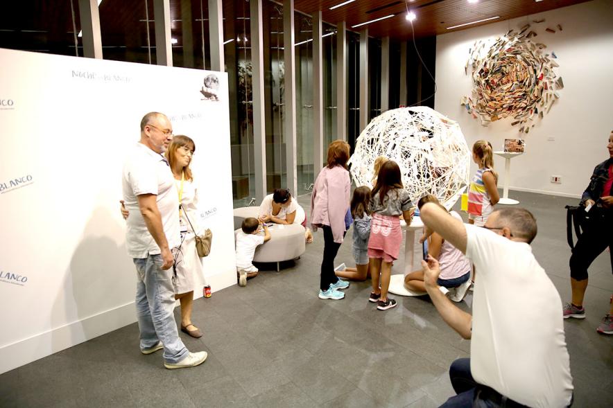 Noche en Blanco 2018 - Imagen de unas personas en el photocall de la noche en blanco.