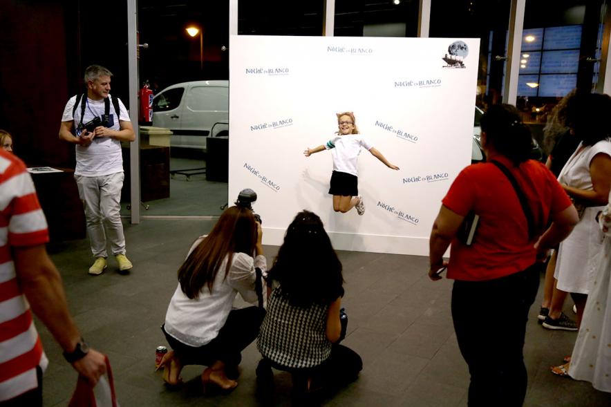 Noche en Blanco 2018 - Imagen de una niña en el photocall de la noche en blanco.
