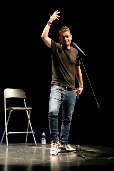 Noche en Blanco 2018 - Imagen del humorista Alex Clavero en el escenario en un momento de su actuación.