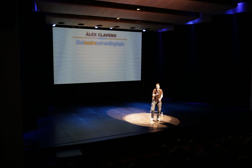 Noche en Blanco 2018 - Imagen del humorista Alex Clavero en el escenario en un momento de su actuación.