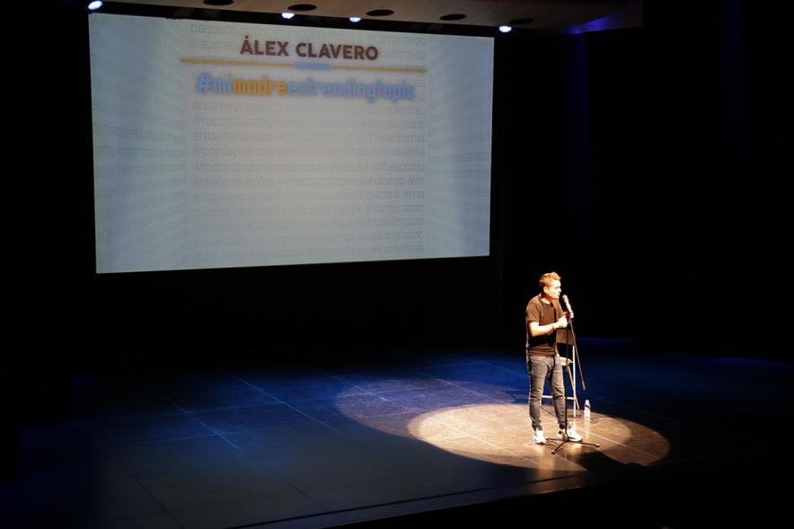 Noche en Blanco 2018 - Imagen del humorista Alex Clavero en el escenario en un momento de su actuación.
