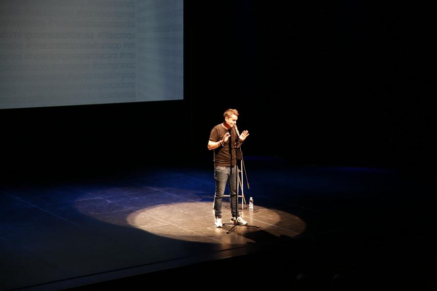 Noche en Blanco 2018 - Imagen del humorista Alex Clavero en el escenario en un momento de su actuación.