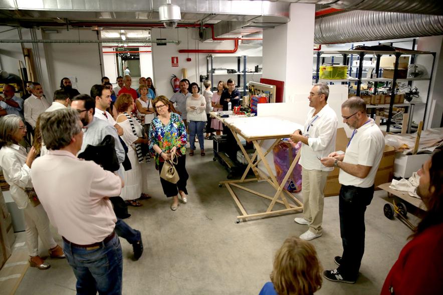 Noche en Blanco 2018 - Imagen de unas personas reunidas en una sala.