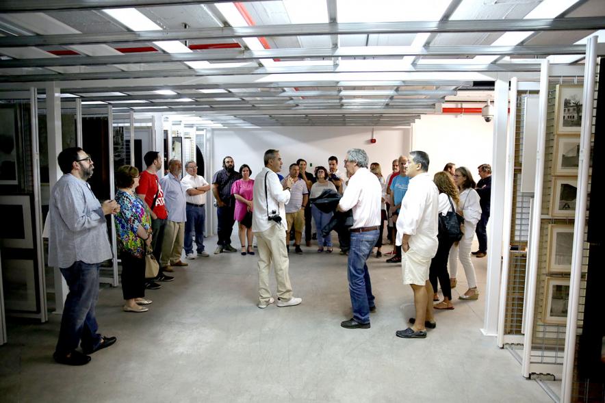 Noche en Blanco 2018 - Imagen de unas personas reunidas en una sala.