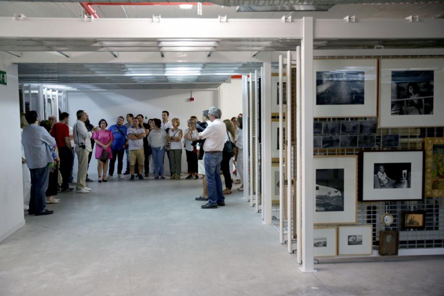 Noche en Blanco 2018 - Imagen de unas personas reunidas en una sala.