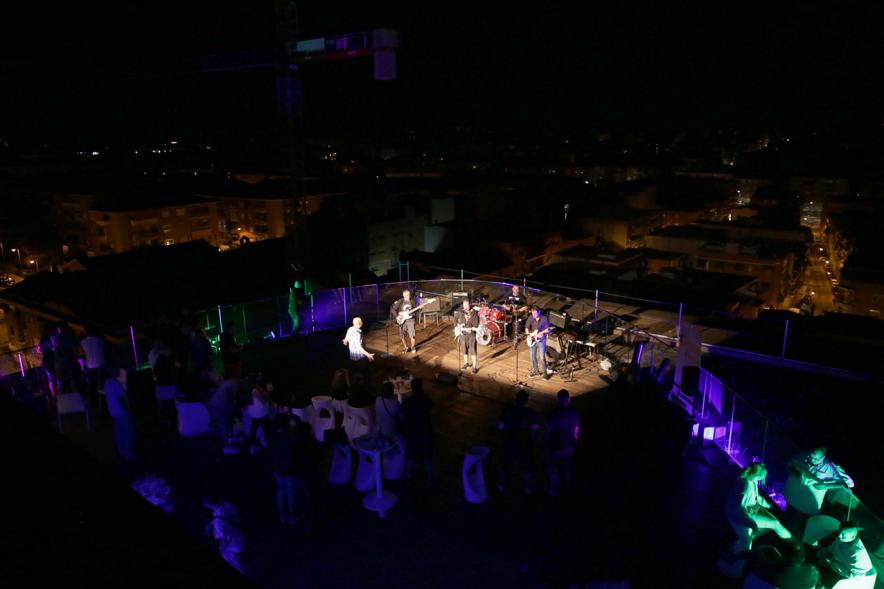 Noche en Blanco 2018 - Imagen cenital de un grupo de música actuando en un escenario.