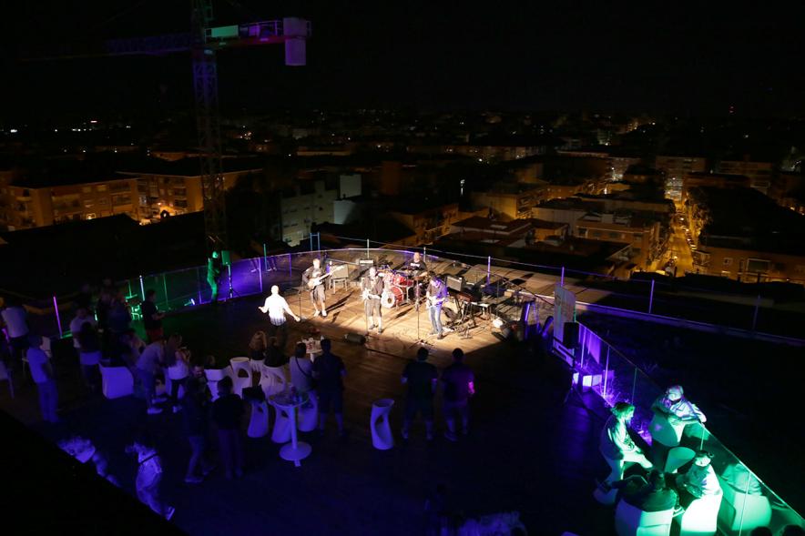 Noche en Blanco 2018 - Imagen cenital de un grupo de música actuando en un escenario.