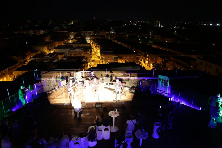 Noche en Blanco 2018 - Imagen cenital de un grupo de música actuando en un escenario.