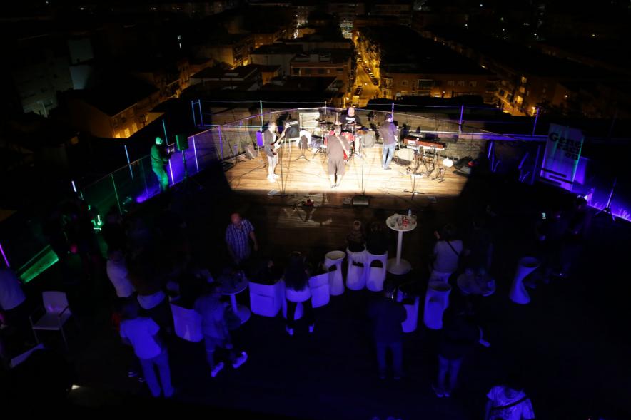 Noche en Blanco 2018 - Imagen cenital de un grupo de música actuando en un escenario.