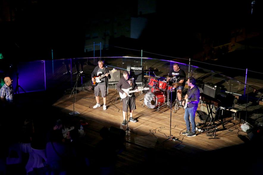 Noche en Blanco 2018 - Imagen cenital de un grupo de música actuando en un escenario.