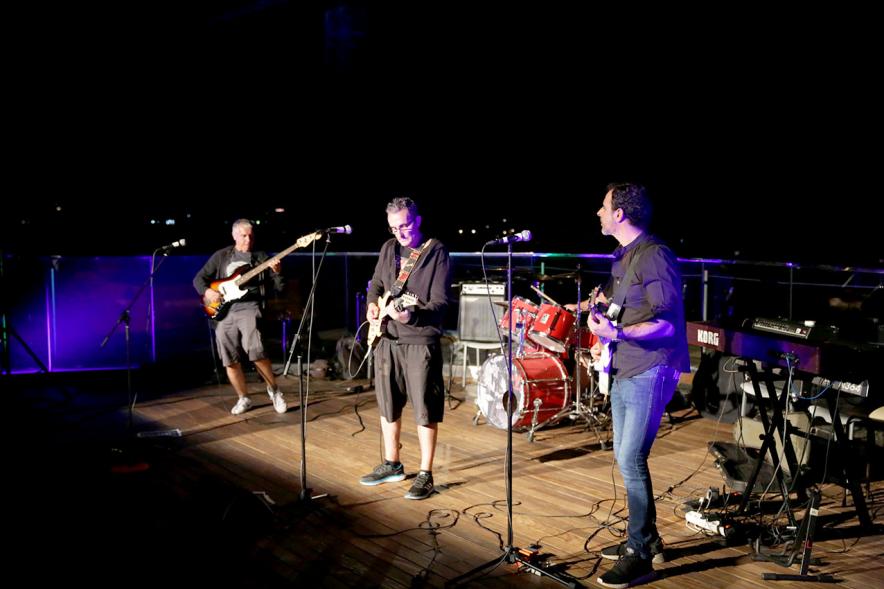 Noche en Blanco 2018 - Imagen de un grupo de música actuando en un escenario.