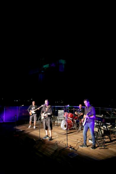 Noche en Blanco 2018 - Imagen de un grupo de música actuando en un escenario.