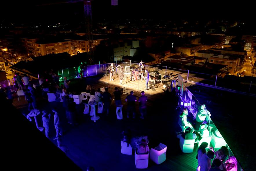 Noche en Blanco 2018 - Imagen cenital de un grupo de música actuando en un escenario.