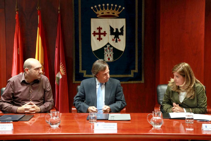 Representantes de cada una de las partes en la firma del acuerdo