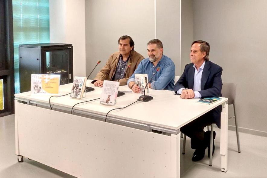  Alcalde Ignacio de Vinuesa, Nacho López Llandres (escritor) y concejal Fernando Martínez Rodríguez en la presentación del libro. 