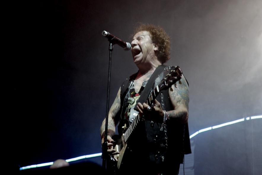 Momento del cantante durante la actuación