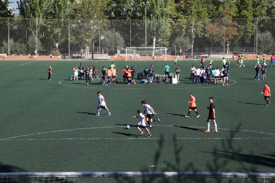 Clausura Olimpiadas Solidarias de Telefónica - Jugadores  de futbol  en el campo.