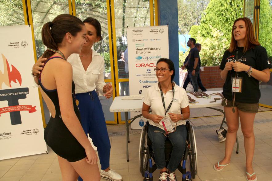 Clausura Olimpiadas Solidarias de Telefónica -  Teresa Perales con otras nadadoras.