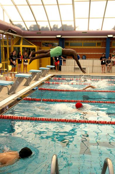 Clausura Olimpiadas Solidarias de Telefónica - Nadadores en la piscina.