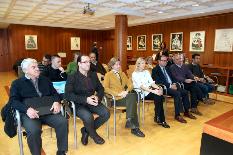 Firmantes esperando su turno 