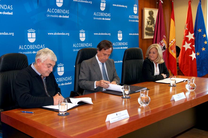 Representantes de cada una de las partes en la firma del acuerdo