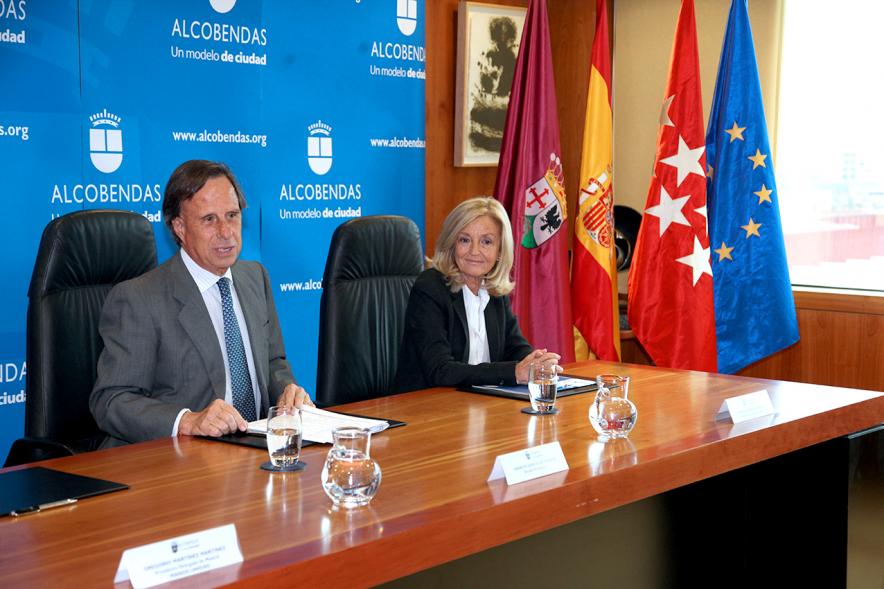 Alcalde y concejal con banderas al fondo