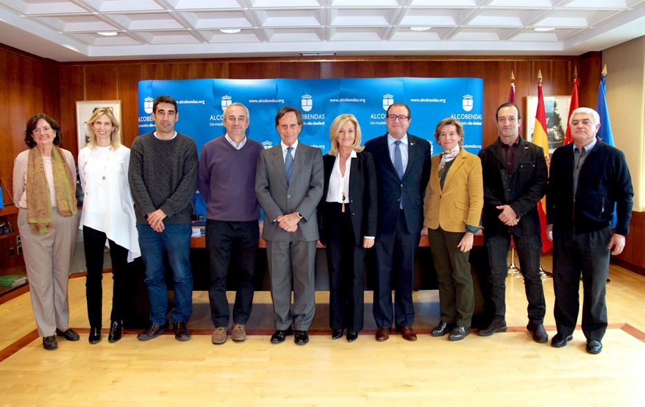Firmantes posan tras la firma