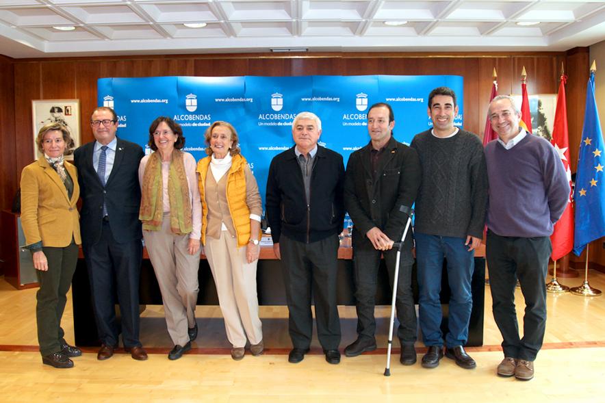Firmantes posan tras la firma