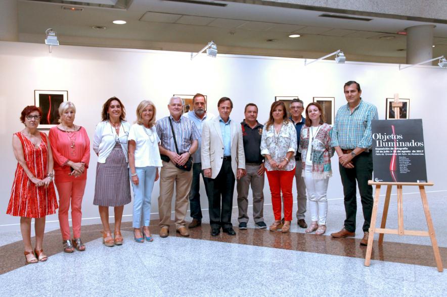 Inauguración Exposición "Objetos Iluminados" de A Contraluz - Imagen fotografía de grupo, del alcalde García de Vinuesa y los artistas que exponen sus fotografías. 