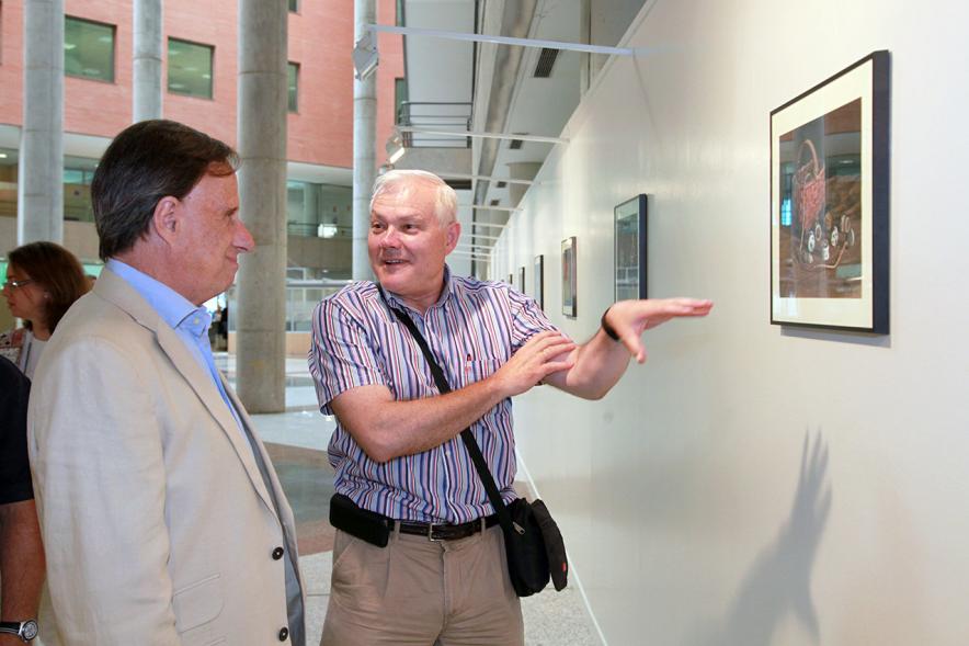 Inauguración Exposición "Objetos Iluminados" de A Contraluz - Imagen del alcalde García de Vinuesa charlando con uno de los artistas que exponen sus fotografías.