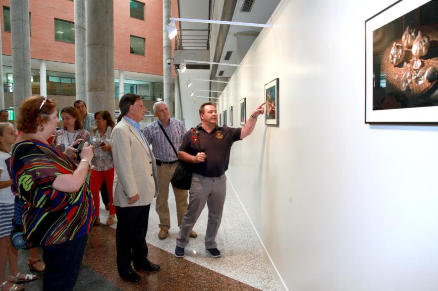 Inauguración Exposición "Objetos Iluminados" de A Contraluz - Imagen del alcalde García de Vinuesa charlando con uno de los artistas que exponen sus fotografías.