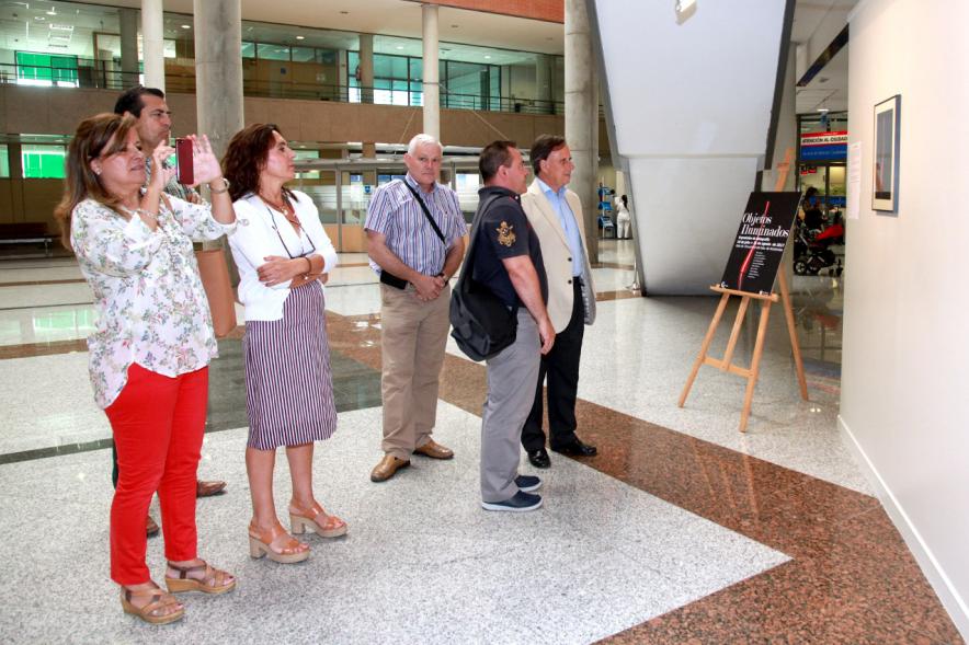 Inauguración Exposición "Objetos Iluminados" de A Contraluz - Imagen del alcalde García de Vinuesa y otras personas admirando las fotografías expuestas.