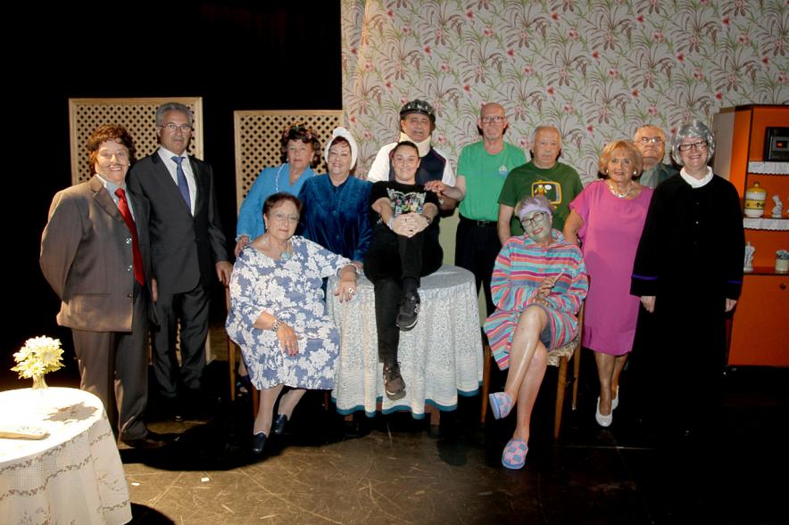 Semana del Mayor - Obra de Teatro en el C.C. Pablo Iglesias -Posado de todos los actores.