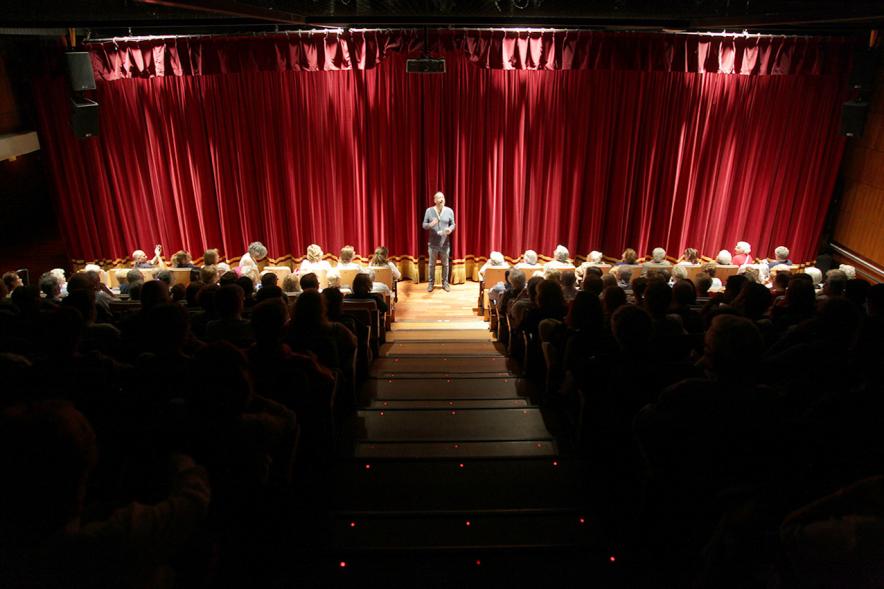 Semana del Mayor - Obra de Teatro en el C.C. Pablo Iglesias - Imagen cenital del patio de butacas.